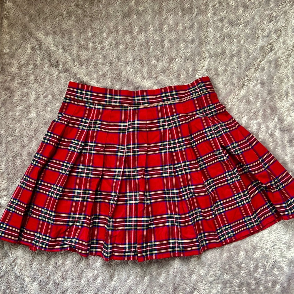 Red pleated plaid skirt
